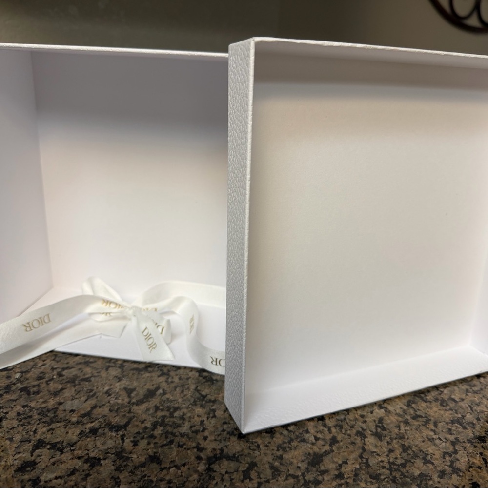 ‼️SOLD‼️ Dior White Box with Gold Lettering - Picture 3 of 6